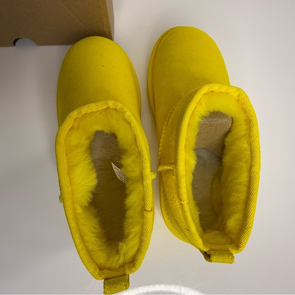 NEW UGG Kids Classic Ultra Mini Boots Yellow Size 5
Fits about a women 6/7 - Picture 4 of 8